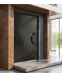 Puerta principal con bisagras de aluminio negro y diseño fresado