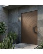 Puerta de entrada con bisagras de aluminio marrón y relieve fresado