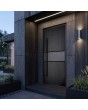 Puerta de entrada negra con motivos geométricos tallados