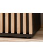 Cambridge: mueble para televisión con listones verticales