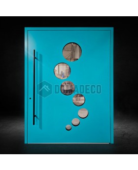Puerta pivotante de aluminio turquesa con ventanas circulares.