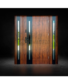 Puerta de entrada de metal macizo color roble dorado con dos paneles laterales.