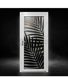 Puerta de aluminio con cristal blanco y panel decorativo negro.