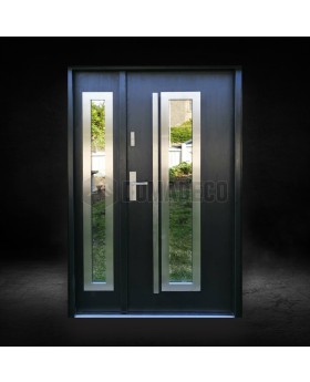 Puerta de entrada residencial de acero color antracita oscuro con cristal.